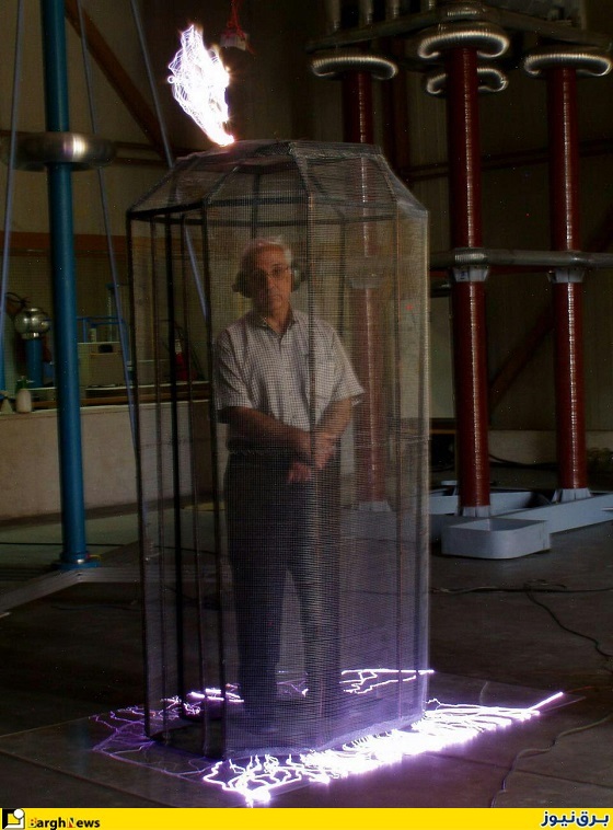 تصویر/ پرفسور محسنی در قفس فارادی با ولتاژ 900 کیلوولت
