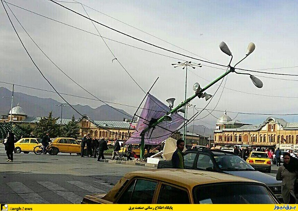 تصویر/سقوط پایه چراغ برق در میدان مرکزی همدان