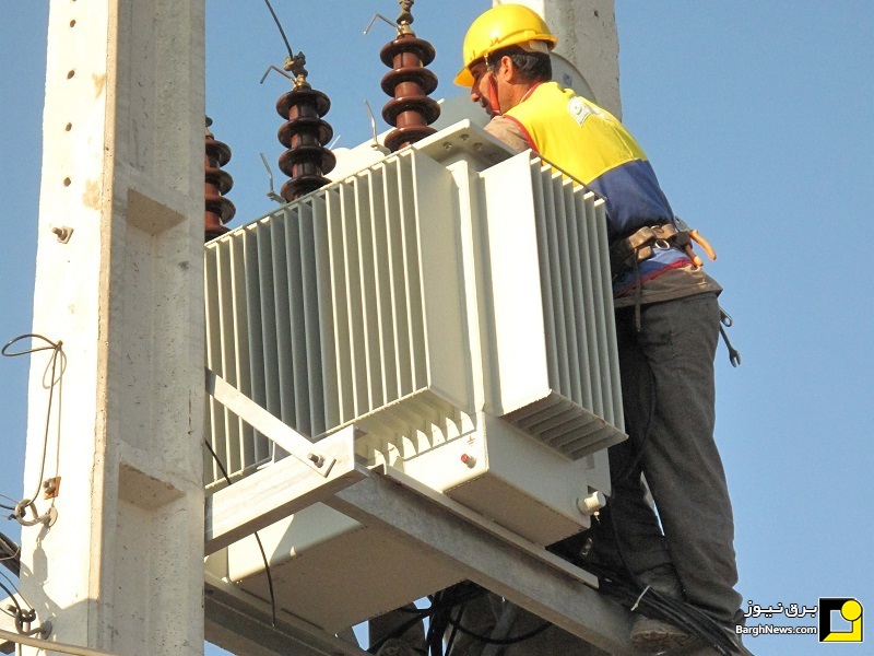 نصب ۱۱ دستگاه ترانس هوایی در شبکه برق مهاباد آذربایجان غربی