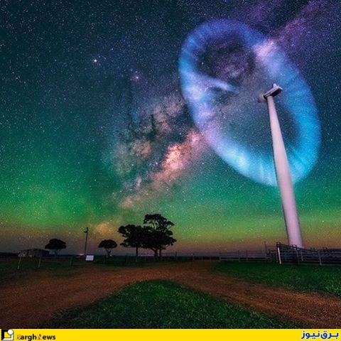 تصویری جالب از توربین بادی در شب