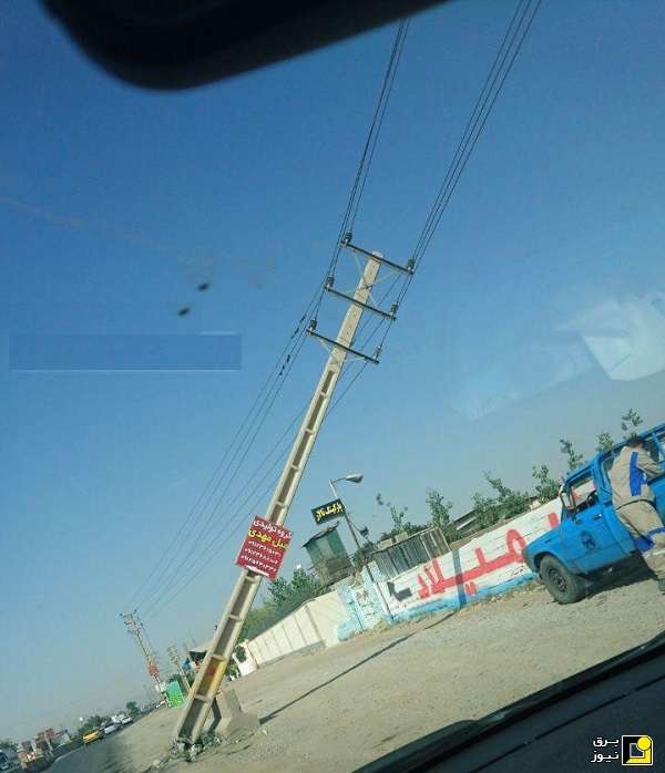 تصویر/سقوط تیر برق در جاده قزلحصار
