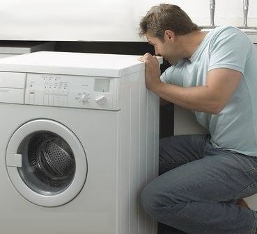 چرا بدنه ماشین لباسشویی برق دارد؟