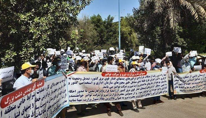تجمع اعتراضی اپراتور‌های برق خوزستان نسبت به عدم تبدیل وضعیت