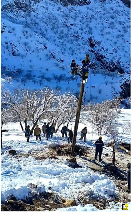 گزارش تصویری زحمات کارکنان برقی در برقدارکردن مناطق برفگیر