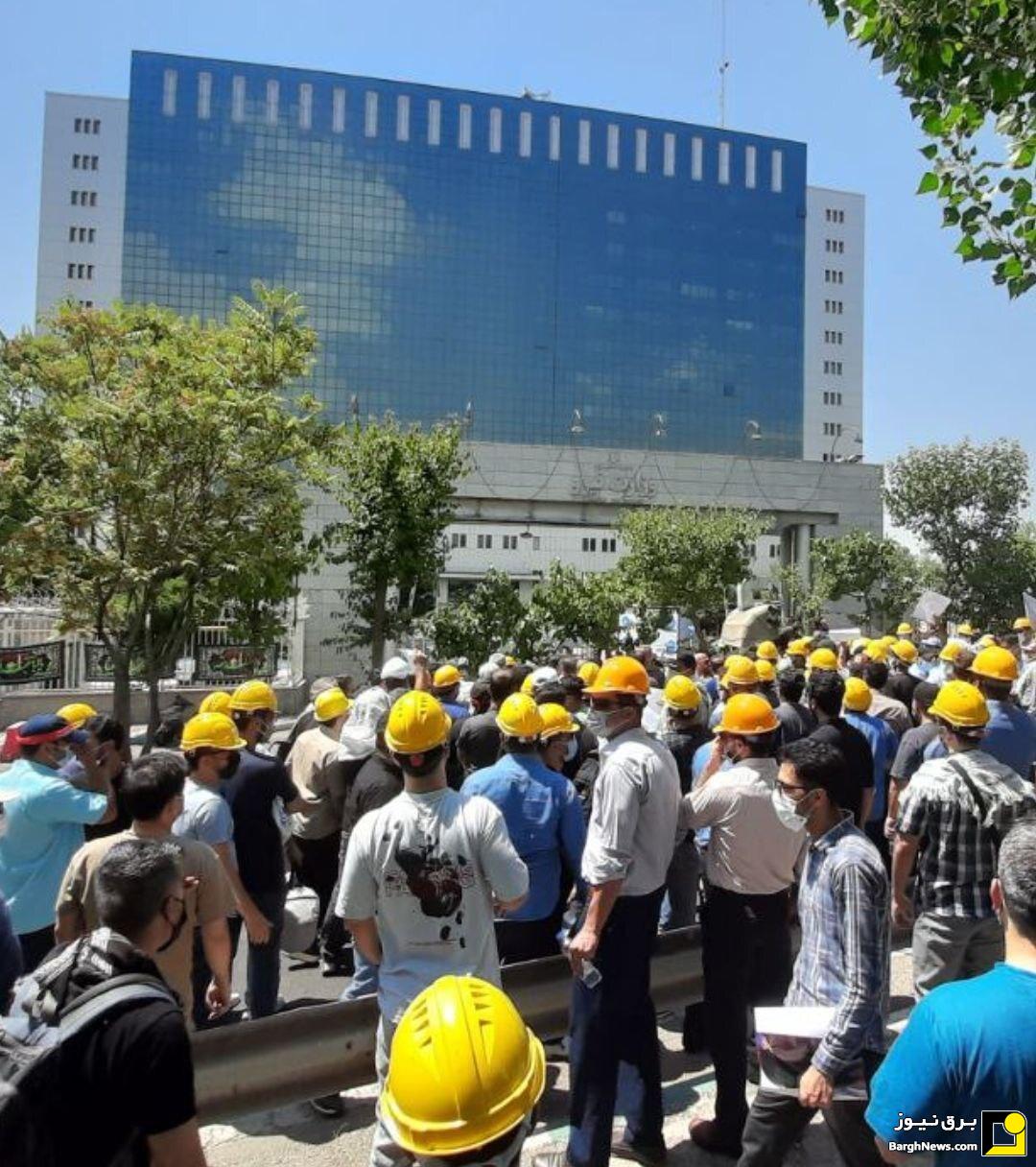 تجمع اعتراضی اپراتور‌های شرکتی پست‌های برق مقابل وزارت نیرو همزمان با بازدید پزشکیان