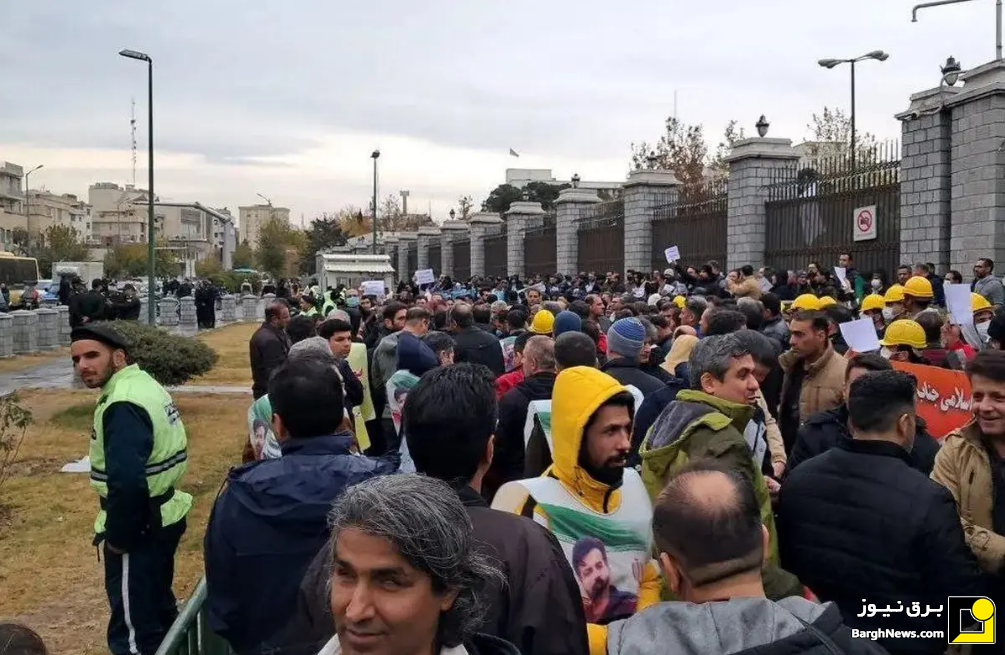تجمع اعتراضی کارکنان برق و نفت مقابل مجلس برای تبدیل وضعیت و حذف پیمانکاران
