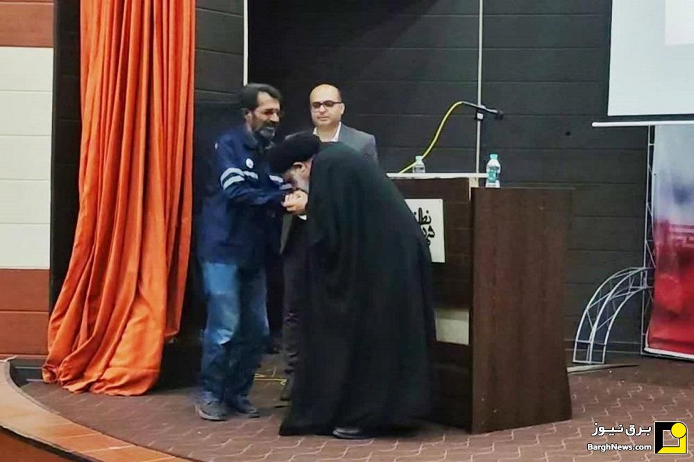 قدردانی سرپرست توانیر از اقدام امام جمعه نطنز در بوسیدن دستان یک سیمبان