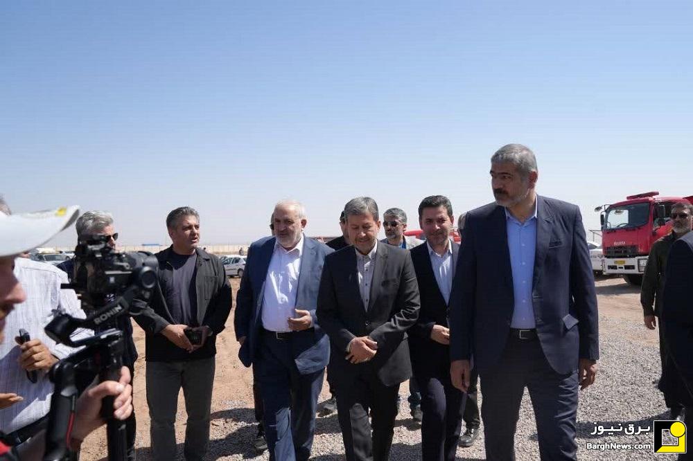 سفر وزیر نیرو به اردستان برای افتتاح نیروگاه خورشیدی و بررسی طرح‌های زیرساختی