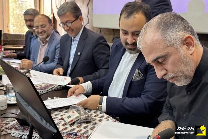 امضای دو تفاهم‌نامه توسعه‌ای در حوزه برق و انرژی‌های نوین در استان اصفهان