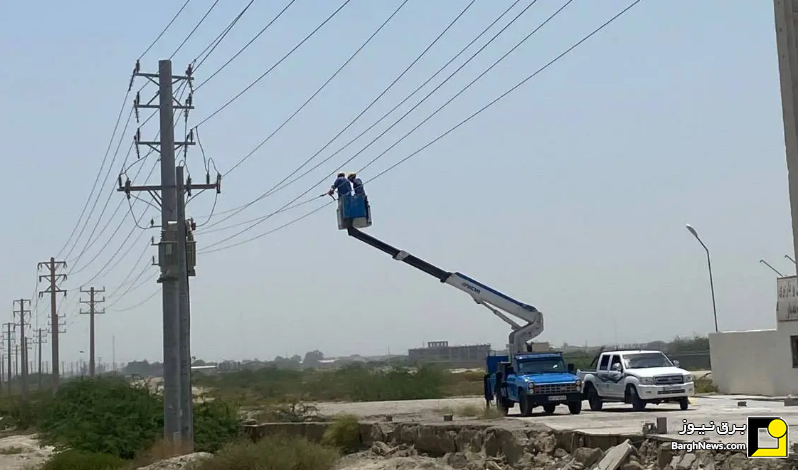 بازسازی شبکه برق جاسک در پی خسارت ناشی از حمله دشمن