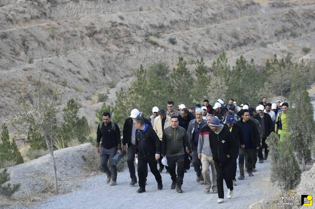 اله‌داد در کوه‌پیمایی کارکنان و بازنشستگان صنعت آب و برق استان مرکزی شرکت کرد